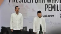 Pasangan Presiden dan Wapres terpilih, Joko Widodo atau Jokowi dan Ma'ruf Amin menyanyikan lagu Indonesia Raya pada Rapat Pleno Terbuka Penetapan Presiden dan Wakil Presiden Terpilih Pemilu 2019 di Gedung KPU, Jakarta, Minggu (30/6/2019). (merdeka.com/Iqbal S Nugroho)