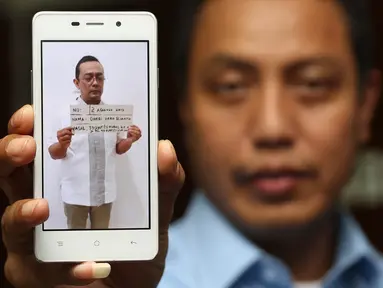 Foto tersangka Direktur Utama PT TP berinisial DHR (50) karena telah menyebabkan kerugian negara senilai Rp6,3 miliar diperlihatkan saat penyerahan berkas tersangka kasus tindak pidana perpajakan di Jakarta, Rabu (2/8). (Liputan6.com/Immanuel Antonius)
