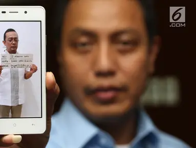 Foto tersangka Direktur Utama PT TP berinisial DHR (50) karena telah menyebabkan kerugian negara senilai Rp6,3 miliar diperlihatkan saat penyerahan berkas tersangka kasus tindak pidana perpajakan di Jakarta, Rabu (2/8). (Liputan6.com/Immanuel Antonius)