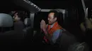 Usai menjalani pemeriksaan, Bupati Karawang, Ade Swara langsung menuju mobil tahanan yang menunggunya, Jakarta, Selasa (19/8/14). (Liputan6.com/Herman Zakharia)