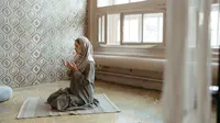 Ilustrasi muslimah, memanjatkan doa. (Foto oleh  Anastasia  Shuraeva: https://www.pexels.com/id-id/foto/wanita-muda-agama-dalam-ruangan-8749777/)