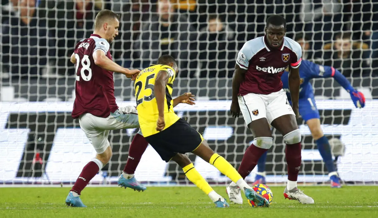 Pemain Watford Emmanuel Dennis (kedua kiri) mencoba melepaskan tendangan ke gawang West Ham United pada pertandingan sepak bola Liga Inggris di Stadion London, London, Inggris, 8 Februari 2022. West Ham United menang 1-0. (AP Photo/David Cliff)