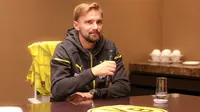 Legenda Borussia Dortmund, Marcel Schmelzer memberikan keterangan saat sesi wawancara yang berlangsung di Hotel Fairmont, Senayan, Jakarta, Jumat (08/09/2023). (Bola.com/Bagaskara Lazuardi)