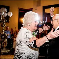 Hingga setua itu, kakek nenek berikut ini masih memadu kasih.