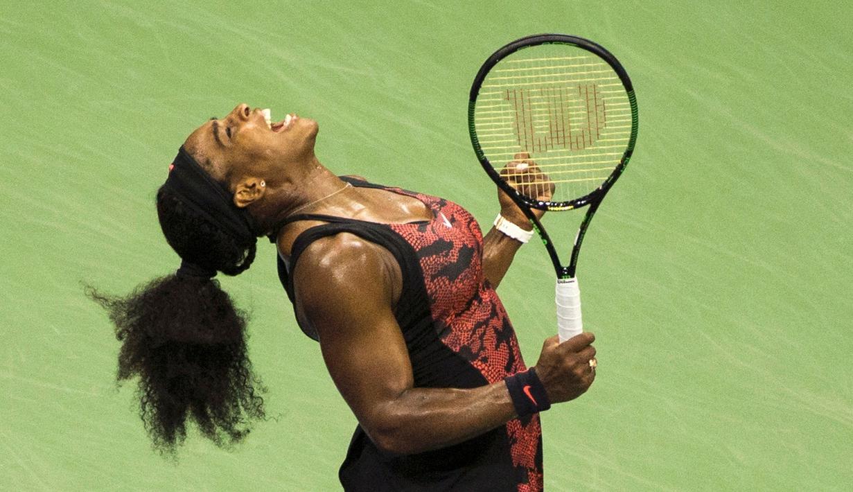 Ekspresi Serena Williams setelah mengalahkan kakaknya, Venus Williams, dalam perempatfinal Turnamen Tenis AS Terbuka 2015 di New York, AS. (8/9/2015). (Reuters/Adrees Latif)