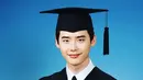 Melansir Koreaboo, Senin (31/7/2017), Lee Jong Suk memutuskan untuk menunda wamilnya karena beberapa alasan. Selain ingin menyelesaikan pendidikannya, ia juga akan menghadiri promosi film terbarunya. (Instagram/jongsuk0206)