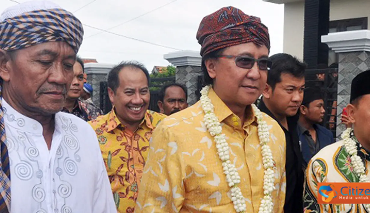 Citizen6, Sumenep: MKP Sharif C Sutardjo didampingi Bupati Sumenep menuju tempat acara penyerahan bantuan. (Pengirim: Efrimal Bahri)