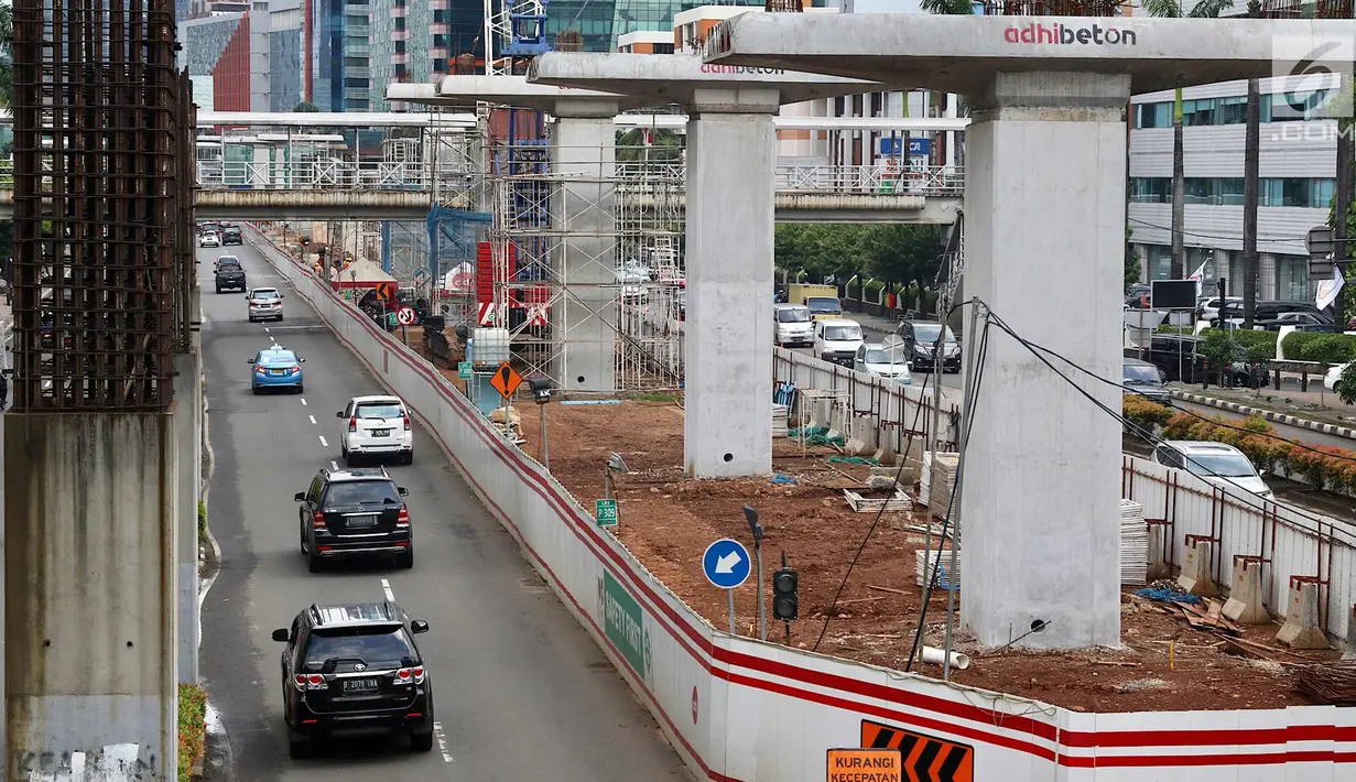 Kendaraan melintas di samping proyek LRT di kawasan Kuningan, Jakarta Selatan, Rabu (21/2). Kebijakan Presiden Jokowi ini menyebabkan semua proyek konstruksi elevated LRT juga turut dihentikan. (Liputan6.com/Immanuel Antonius)
