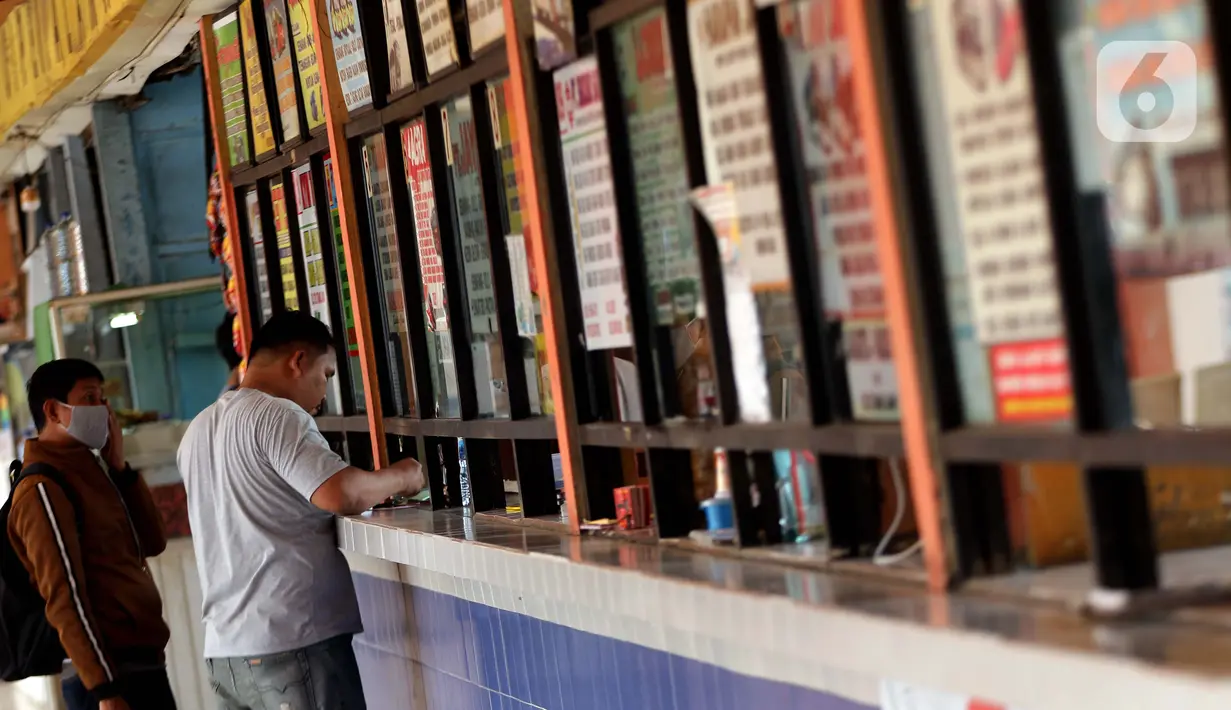 Calon penumpang melihat loket penjualan tiket bus AKAP di Terminal Kampung Rambutan, Jakarta, Kamis (22/4/2021). Satgas Penanganan Covid-19 mengeluarkan Adendum Surat Edaran Nomor 13 tahun 2021 tentang peniadaan mudik hari raya Idul Fitri 1442 H selama H-14 dan H+7. (Liputan6.com/Helmi Fithriansyah)