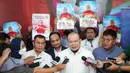<p>Bakal Calon Ketua Umum PSSI, AA La Nyalla Mahmud Mattalitti memberikan pernyataan di depan wartawan saat pendaftaran dan penyerahan berkas Bakal Calon Ketua Umum PSSI yang berlangsung di GBK Arena, Jakarta, Jumat (13/01/2023). (Bola.com/Bagaskara Lazuardi)</p>