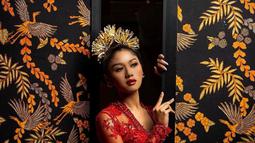 Selain itu, gadis kelahiran Amerika Serikat 25 tahun silam itu tampil memesona dengan kebaya merah. Dilengkapi hiasan mahkota dan makeup tebal, tak herna jika dirinya bak pancarkan aura wanita Tanah Jawa. (Liputan6.com/IG/@erinagudono)