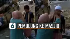 Hidup di dunia hanya sementara. Inilah potret pemulung yang sedang menyiapkan anaknya untuk beribadah.