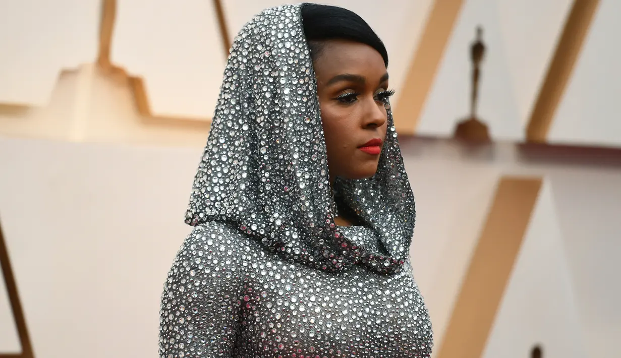 Aktris dan penyanyi Janelle Monae menghadiri ajang Academy Awards ke-92 atau Oscar 2020 di Dolby Theatre, Los Angeles, Minggu (9/2/2020). Penutup kepala Monae menyembunyikan rambut hitam onyx-nya, namun bagian poni dibiarkan mengintip keluar dari bawah tudungnya. (Richard Shotwell/Invision/AP)