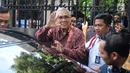 Wakil presiden Indonesia keenam, Try Sutrisno melambaikan tangan ke arah wartawan usai melayat ke kediaman Probosutedjo di Jakarta, Senin (26/3). Almarhum Probosutedjo akan dimakamkan di Yogyakarta. (Liputan6.com/Arya Manggala)