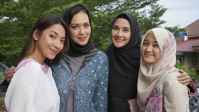 6 Potret Maudy Koesnaedi Tampil Berhijab, Bikin Pangling