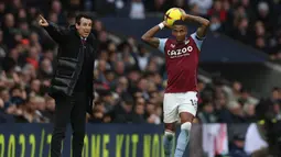 Bek Aston Villa, Ashley Young bersiap melakukan lemparan ke dalam di depan pelatih Unai Emery pada laga Liga Inggris 2022/2023 menghadapi Tottenham Hotspur di Tottenham Hotspur Stadium, London (1/1/2023). Ashley Young didatangkan Aston Villa pada periode keduanya bersama The Villans secara gratis dari Inter Milan pada awal musim 2021/2022. Bertahan selama dua musim dan total tampil dalam 53 laga di Liga Inggris dengan torehan 1 gol dan 2 assist, ia dipastikan hengkang pada akhir musim 2022/2023. (AFP/Adrian Dennis)