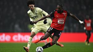 Bek muda Rennes, Jeremy Jacquet (kanan). (AFP/Lou BENOIST)