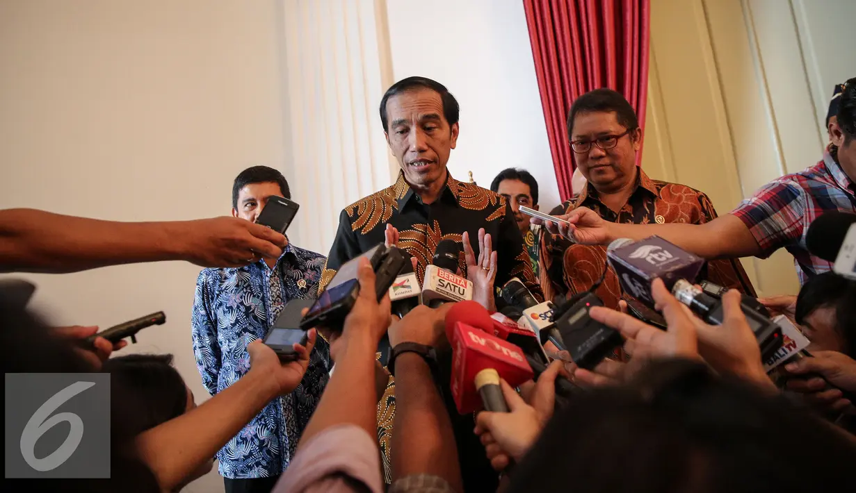 Presiden Joko Widodo memberikan keterangan pers terkait kisruh pencatutan namanya dan wapres Jusuf Kalla di Istana Negara, Jakarta, Rabu (18/11/2015). Kasus tersebut kini sudah dibawa ke Mahkamah Kehormatan Dewan (MKD). (Liputan6.com/Faizal Fanani)
