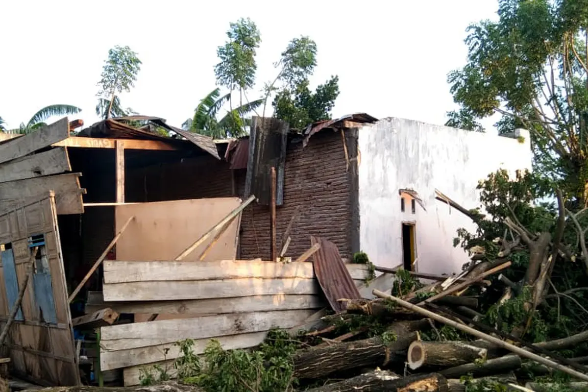 Rumah warga di Bantaeng rusak