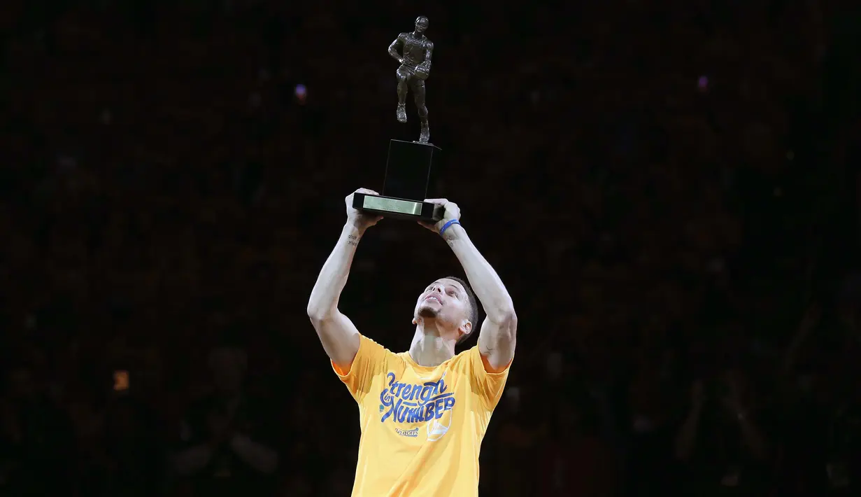  Stephen Curry #30 mengangkat trofi MVP 2016 yang diraihnya usai semifinal NBA Playoffs wilayah barat di Oracle Arena, Oakland, California, (12/5/2016) WIB. (Ezra Shaw/Getty Images/AFP)