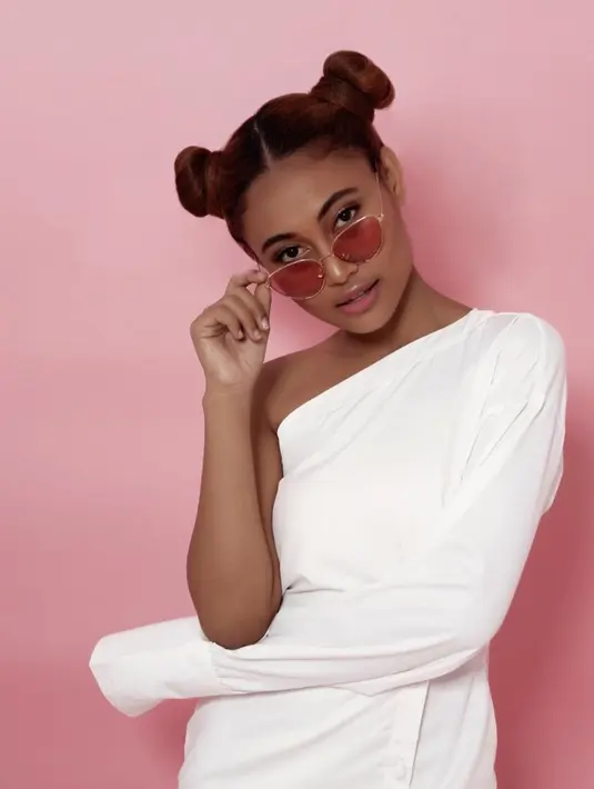 Sebagai publik figur, tak diragukan lagi jika penyanyi jebolan ajang Indonesian Idol ini memiliki penampilan menarik. Di setiap kesempatan, Novia Bachmid selalu memerhatikan penampilannya. Seperti kali ini, ia memilih dress putih dengan lengan balon. (Liputan6.com/IG/@noviabachmid)