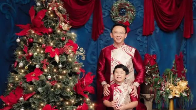 Gaya Kompak Keluarga Ahok Rayakan Natal dengan Pakaian Serba Merah. [@fdphotography90]