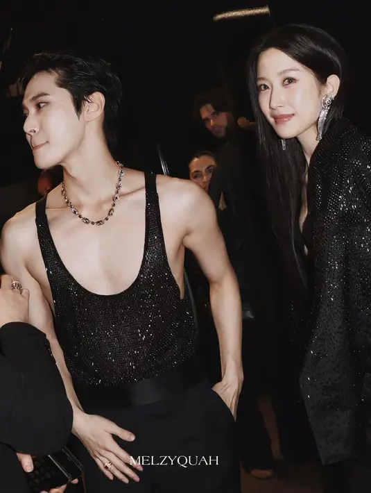 Momen paling menarik perhatian ialah ketika Doyoung memperhatikan Ga Young yang terjebak dalam hujan tak terduga dengan menawarkan jaketnya kepada sang akrtis.  sebuah tindakan sederhana yang memicu gelombang kekaguman. [@doyoung_page]