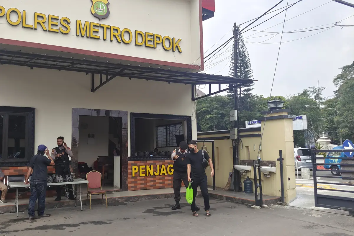 Anggota Polres Metro Depok berjaga usai kejadian bom bunuh diri di Polsek wilayah Bandung.