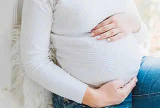 Ilustrasi perempuan hamil. (dok.  Anastasiia Chepinska/Unsplash)