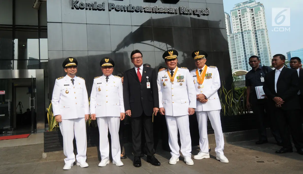 Gubernur-Wagub Sumsel, Herman Deru dan Mawardi Yahya, Mendagri Tjahjo Kumolo serta Gubernur-Wagub Kaltim Isran Noor dan Hadi Mulyadi berpose di depan gedung KPK, Jakarta, Senin (1/10). (Merdeka.com/Dwi Narwoko)
