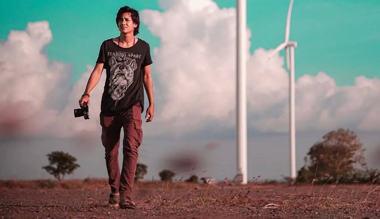 Gaya Adipati Dolken sendiri memang cukup sering menggunakan kaos di berbagai kesempatan. Namun, meski menggunakan kaos Adipati tetap terlihat keren. (Liputan6.com/IG/adipati)