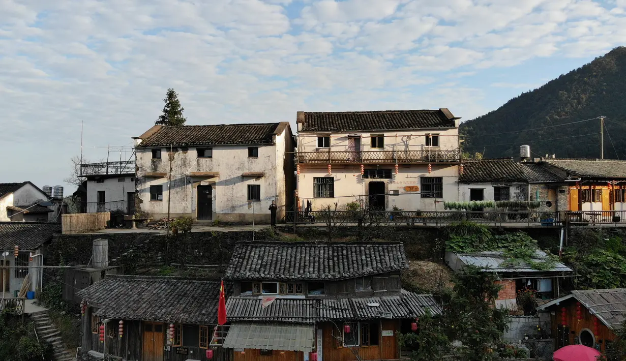 Foto dari udara yang diabadikan pada 5 November 2020 ini menunjukkan pemandangan Desa Mulihong di wilayah Xiuning, Provinsi Anhui, China timur. Terletak di perbukitan yang menghadap tebing di tiga sisinya, desa itu dikenal sebagai "desa di atas awan". (Xinhua/Huang Bohan)