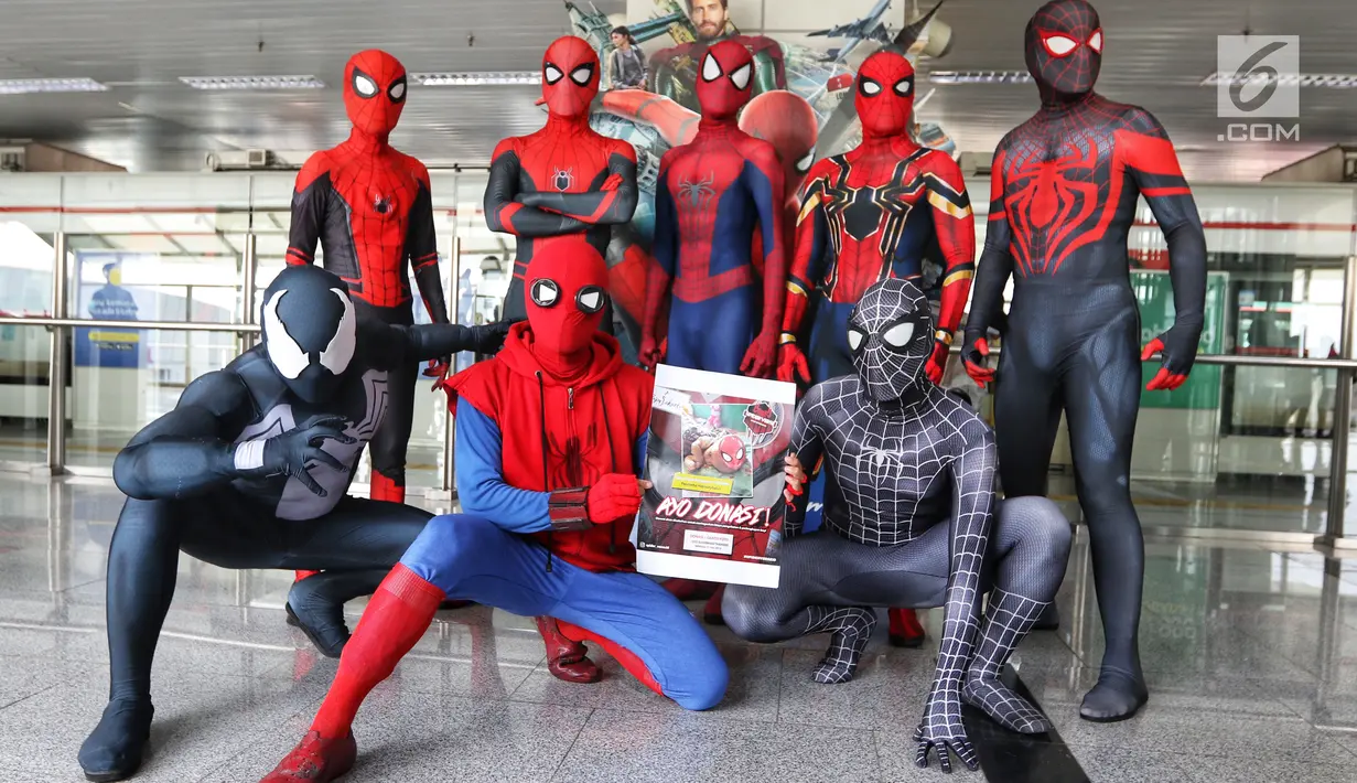 Para Spider-Man yang tergabung dalam komunitas Spider-Verse Indonesia berpose di stasiun kereta api ringan atau Light Rail Transit (LRT) di kawasan Jakarta, Minggu (21/7/2019). Dalam aksinya, mereka melakukan penggalangan dana untuk donasi anak penderita hydrocephalus. (Liputan6.com/Johan Tallo)