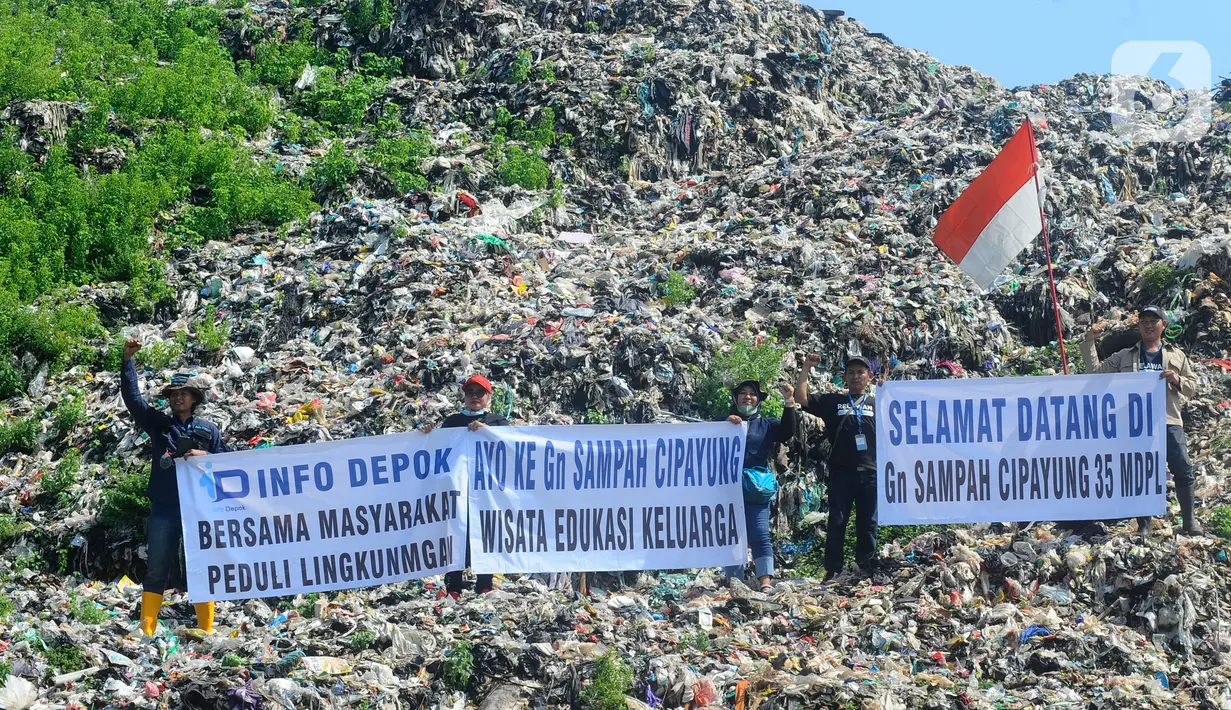 Sebagai informasi, TPA Cipayung sudah lama di ambang kelebihan kapasitas (overload). (merdeka.com/Arie Basuki)