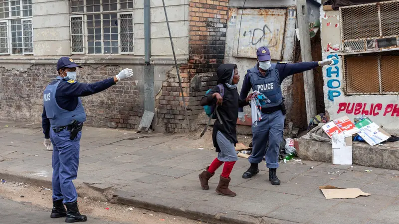 FOTO: Afrika Selatan Lockdown, Polisi dan Tentara Patroli di Jalanan