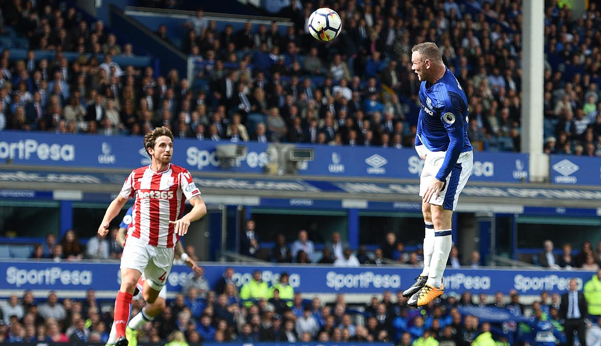Aksi sundulan Wayne Rooney yang tak sanggup diadang kiper Stoke City pada laga perdana Premier League 2017-2018 di Goodison Park, Liverpool (12/8/2017). Everton menang 1-0. (AFP/Oli Scarff)