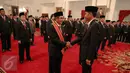 Presiden Jokowi (kanan) memberikan tanda kehormatan Bintang Mahaputera Adipradana kepada Mantan Ketua MK Hamdan Zoelva di Istana Negara, Jakarta, Kamis (13/8).  (Liputan6.com/Faizal Fanani)