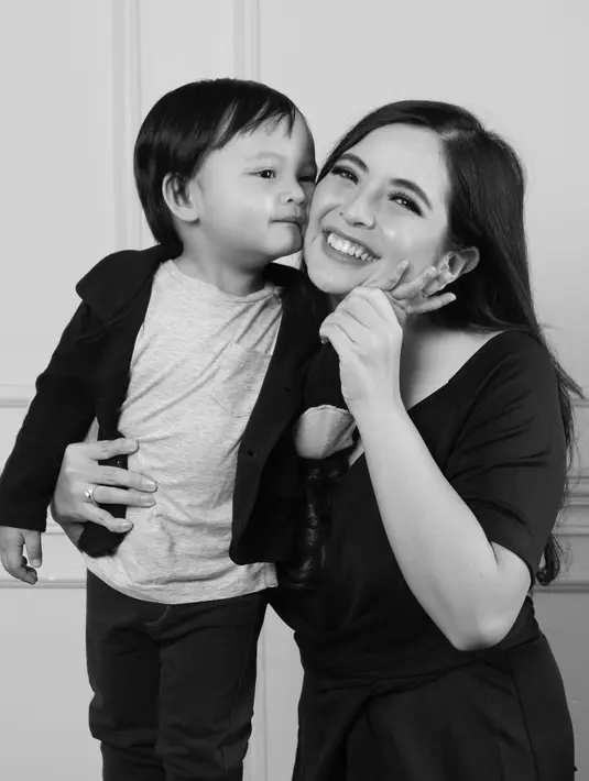 Meskipun begitu, masih ada banyak hal yang harus disyukuri serta beterimakasih kepadanya. Contohnya, Tasya jadi lebih banyak menghabiskan waktu bersama keluarga. (Instagram/tasyakamila)