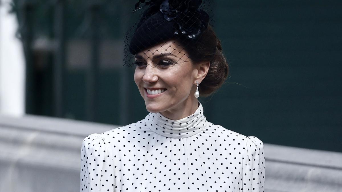 Gaya Kate Middleton Beri Penghormatan pada Putri Diana Saat Hadiri Acara Publik Bersama Ratu Camilla