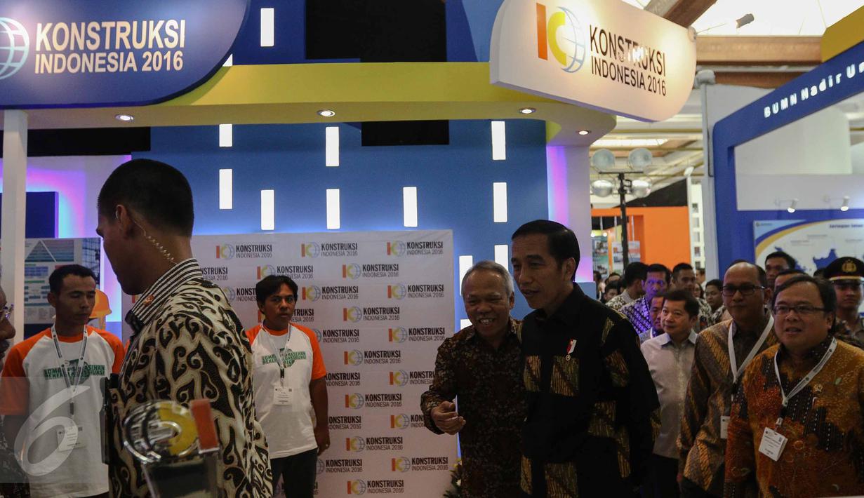 Presiden Joko Widodo saat meninjau stand Indonesia Infrastructure Week (IIW) dan Konstruksi Indonesia Tahun 2016 di Jakarta, Rabu (9/11). IIW 2016 menghadirkan 600 peserta pameran dari 37 negara. (Liputan6.com/Faizal Fanani)