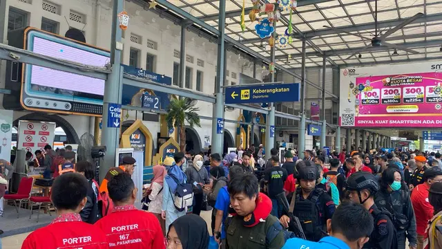 Jelang Hari Raya Idulfitri 1445 Hijriah, antrean pemudik lebaran 2024 nampak mengular di pintu keberangkatan Stasiun Senen, Jakarta Pusat pada hari ini, Sabtu (6/4/2024).