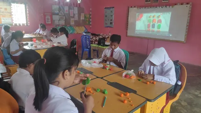Murid SDN 008 Kota Dumai mempraktikkan apa yang dipelajari di ruangan belajar.