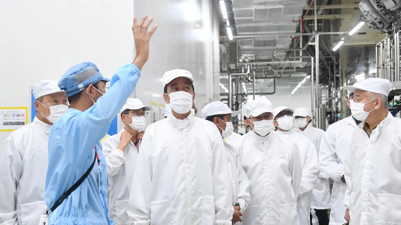 Presiden Jokowi meninjau langsung pabrik baterai mobil listrik PT Hyundai LG Industry Green Power di Kabupaten Karawang, Provinsi Jawa Barat, Kamis (14/9/2023).