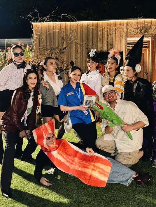 Tak hanya bertiga, pesta kostum tersebut juga dirayakan bareng beberapa teman. Mereka menunjukkan kreasi kostumnya dengan penuh totalitas. Pesta kostum ala member Blink ini membuktikan bahwa Halloween tidak selalu seram, tetapi juga lucu dan menghibur. (Liputan6.com/IG/@ifyalyssa)