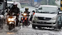 Sistem drainase yang buruk menjadi penyebab sejumlah ruas jalan di Ibu Kota selalu digenangi air setiap turun hujan, Jakarta, Kamis (22/1/2015).(Liputan6.com/Miftahul Hayat)