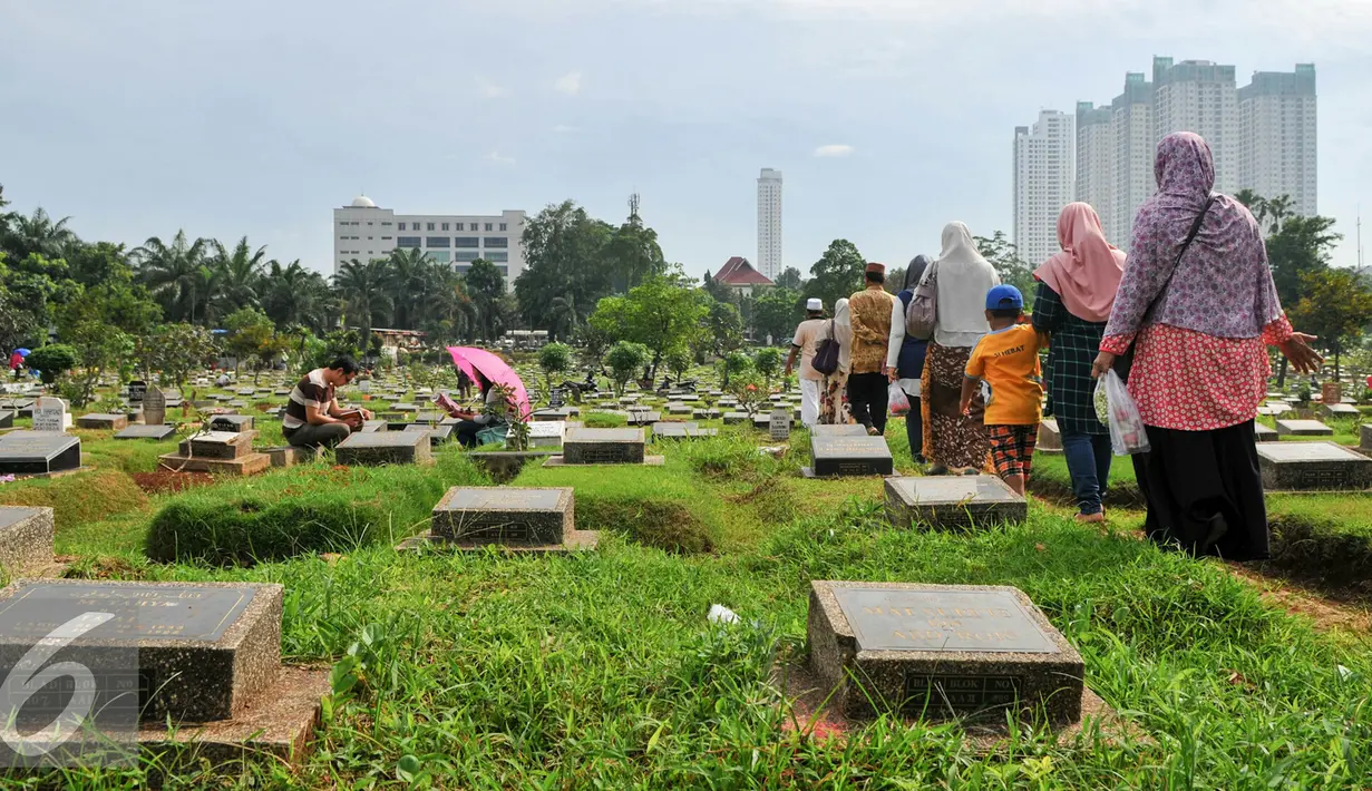 Warga menziarahi makam keluarganya di TPU Karet Bivak, Jakarta, Minggu (29/5/2016). Sudah menjadi tradisi, warga Jakarta menziarahi makam keluarga menjelang Ramadan. (Liputan6.com/Yoppy Renato)