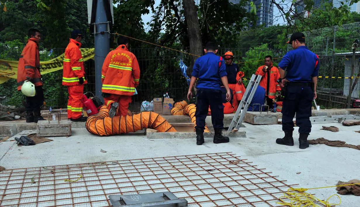Sebelum terjadi peristiwa kebakaran ini, api tersebut mengeluarkan ledakan keras  dari gorong-gorong Jenderal Sudirman, Jakarta,Kamis, (17/7/14) (Liputan6.com / Johan Tallo)