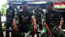 Anggota TNI bersenjata lengkap ikut disiagakan di sekitar Dermaga Wijayapura, Cilacap, Senin (27/4/2015). Menjelang eksekusi mati terpidana narkoba, penjagaan di Dermaga Wijayapura mulai diperketat. (Liputan6.com/Yoppy Renato)