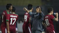 Pelatih Timnas Indonesia U-19, Indra Sjafri, memberikan instruksi saat melawan Kamboja U-19 pada laga persahabatan di Stadion Patriot, Bekasi, Rabu (4/10/2017). Indonesia menang 2-0 atas Kamboja. (Bola.com/Vitalis Yogi Trisna)