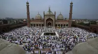 Umat muslim melaksanakan salat Idul Adha di Masjid Jama, New Delhi, India, 10 Juli 2022. Umat muslim seluruh dunia merayakan Idul Adha atau Hari Raya Kurban untuk memperingati kesediaan Nabi Ibrahim mengorbankan putranya. (AP Photo/Manish Swarup)